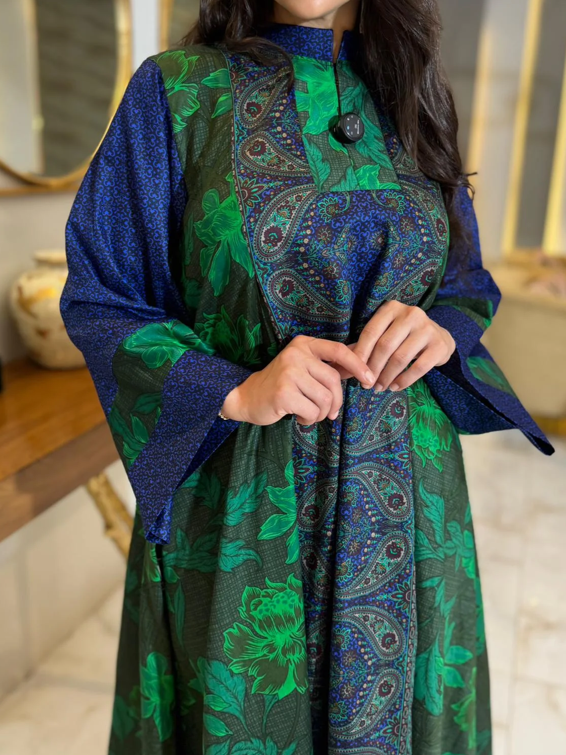 Loose-fitting dress with a blue and green print