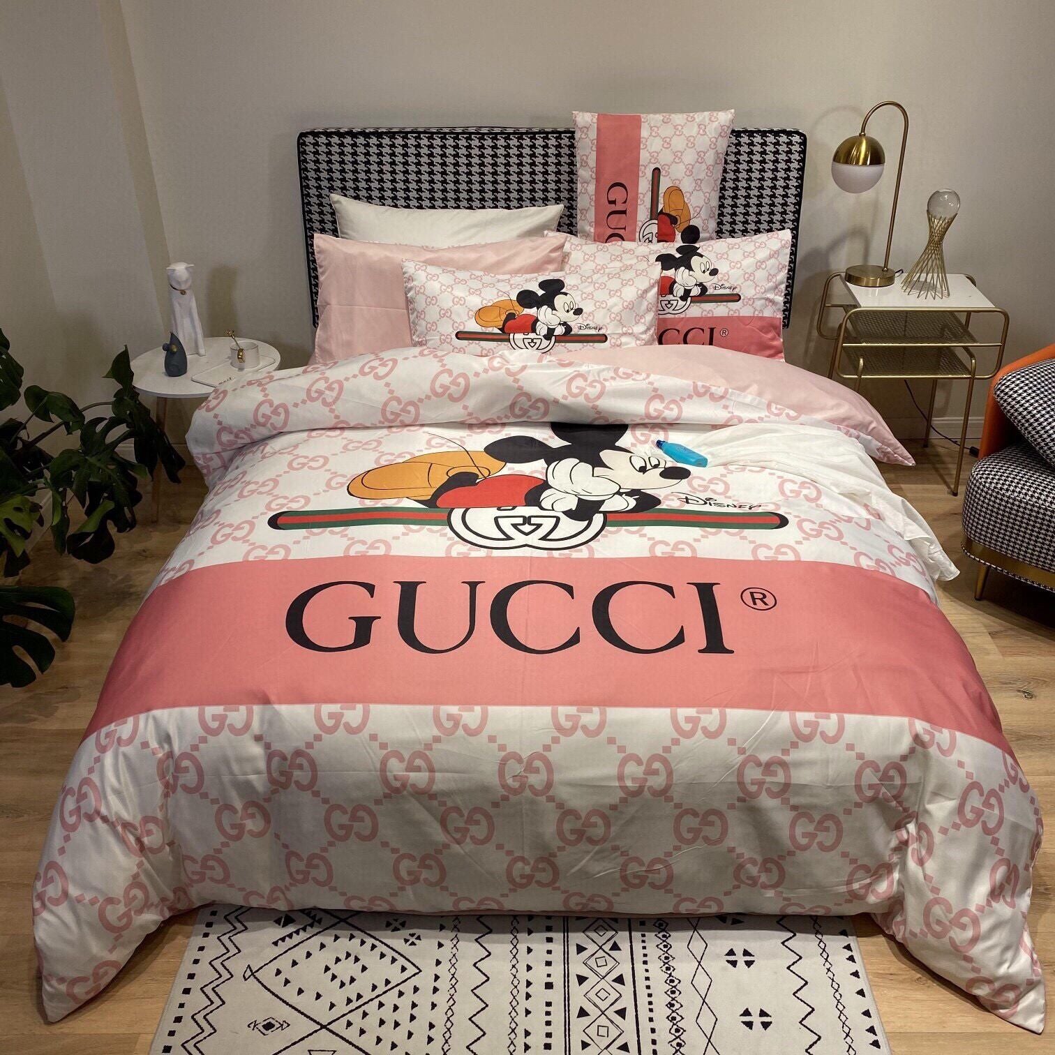 Luxury 4-piece bedding set, high-quality cotton fabric, suitable for all seasons.