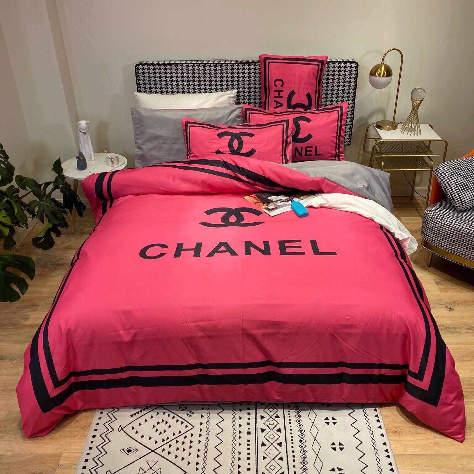 Luxury 4-piece bedding set, high-quality cotton fabric, suitable for all seasons.