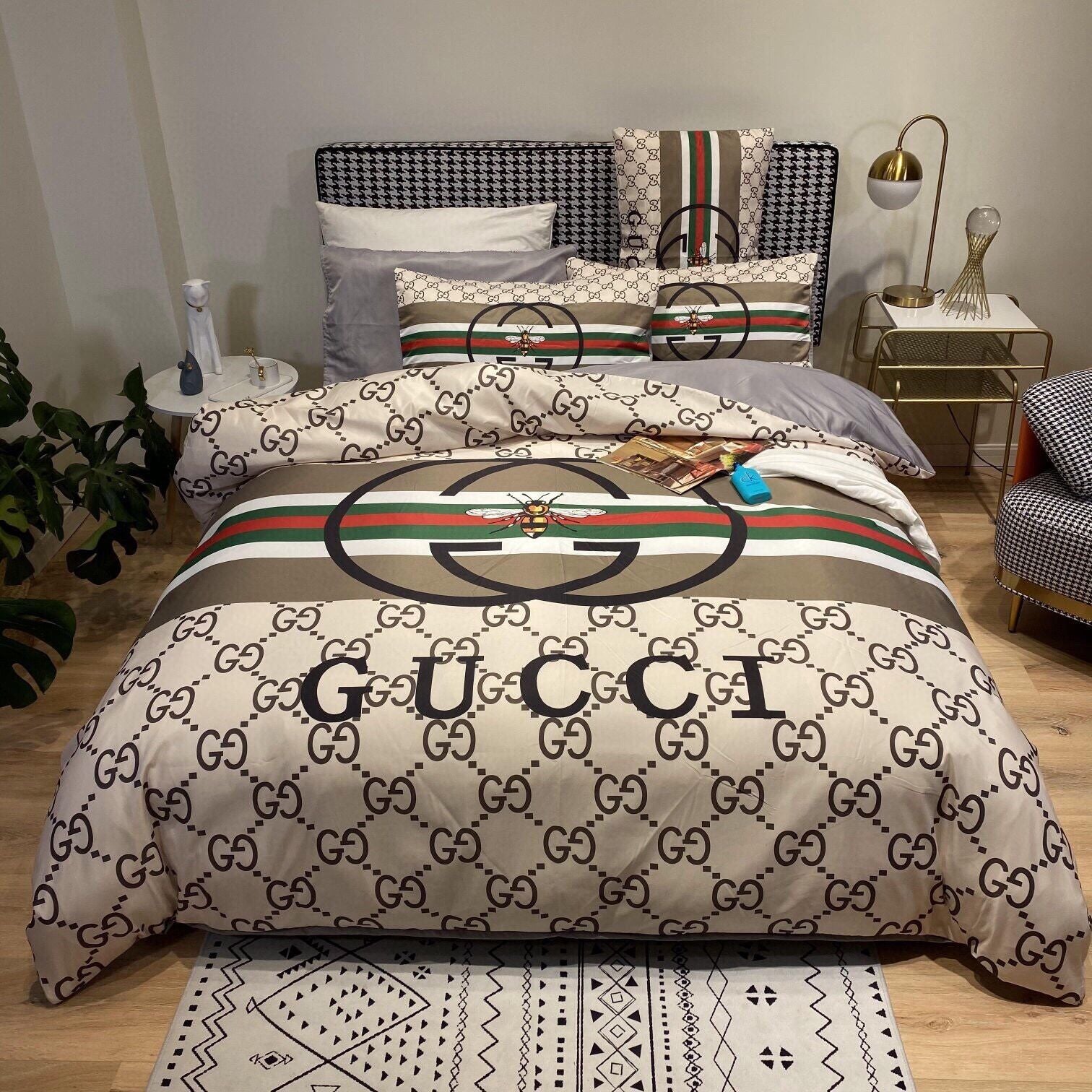 Luxury 4-piece bedding set, high-quality cotton fabric, suitable for all seasons.