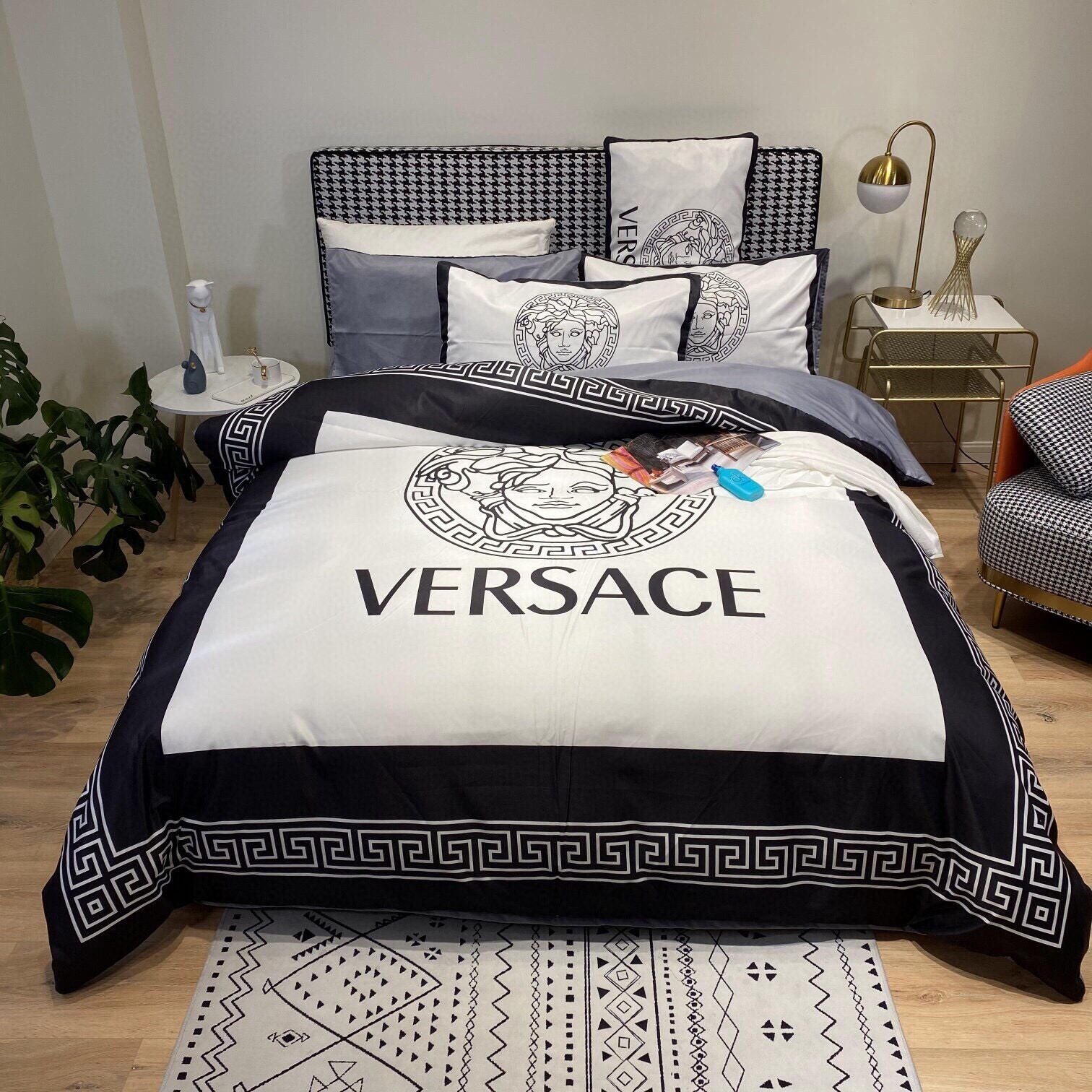 Luxury 4-piece bedding set, high-quality cotton fabric, suitable for all seasons.