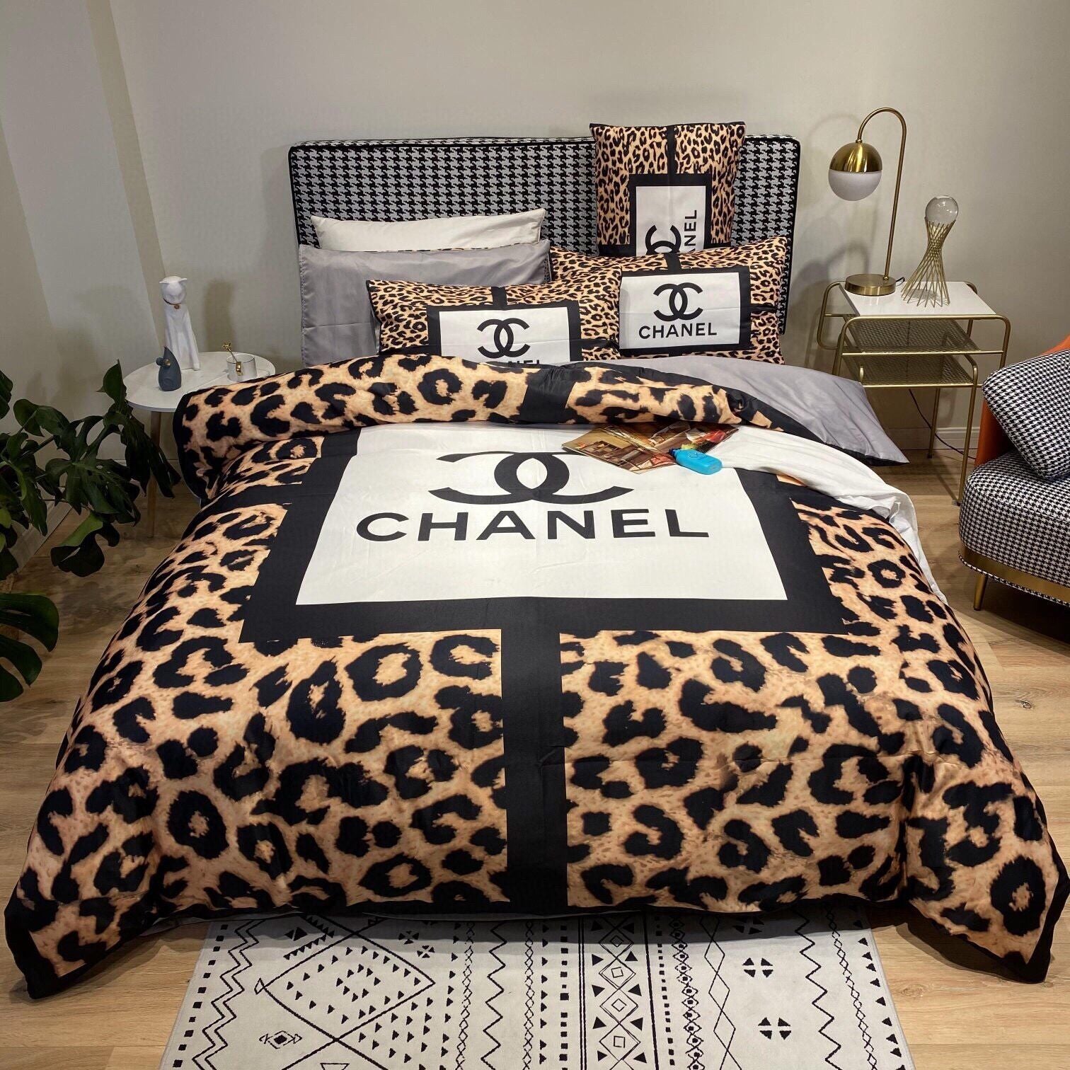 Luxury 4-piece bedding set, high-quality cotton fabric, suitable for all seasons.