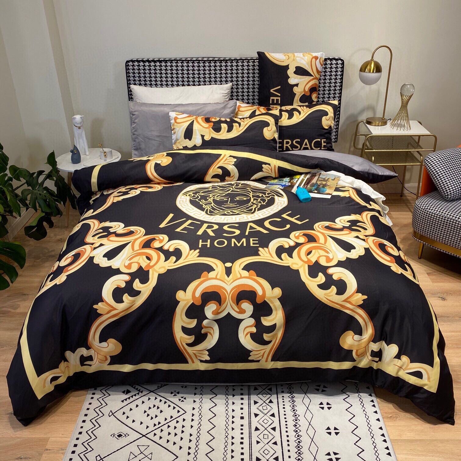 Luxury 4-piece bedding set, high-quality cotton fabric, suitable for all seasons.