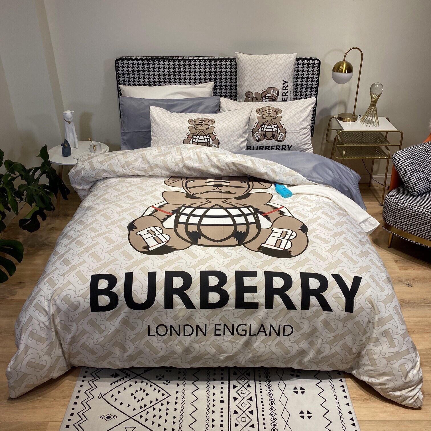 Luxury 4-piece bedding set, high-quality cotton fabric, suitable for all seasons.