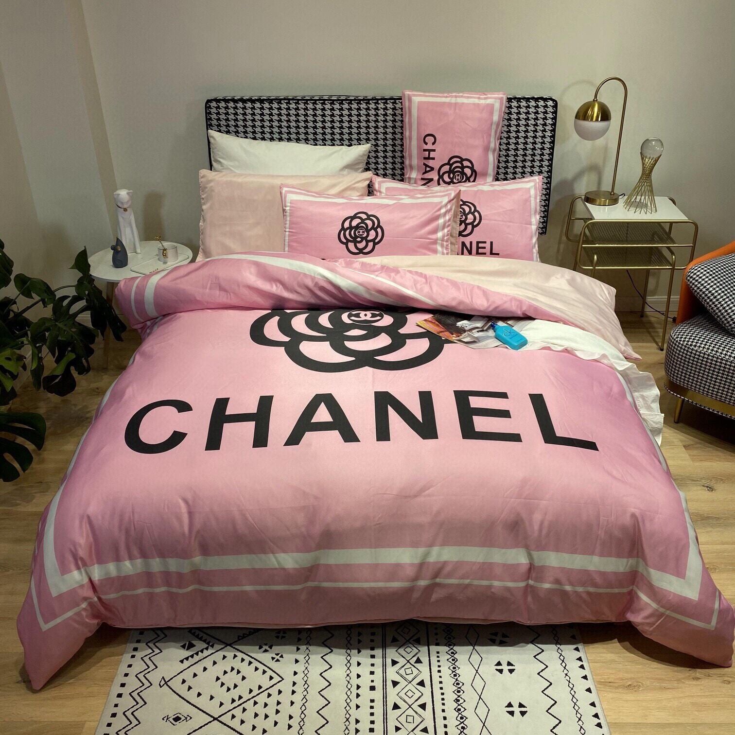 Luxury 4-piece bedding set, high-quality cotton fabric, suitable for all seasons.