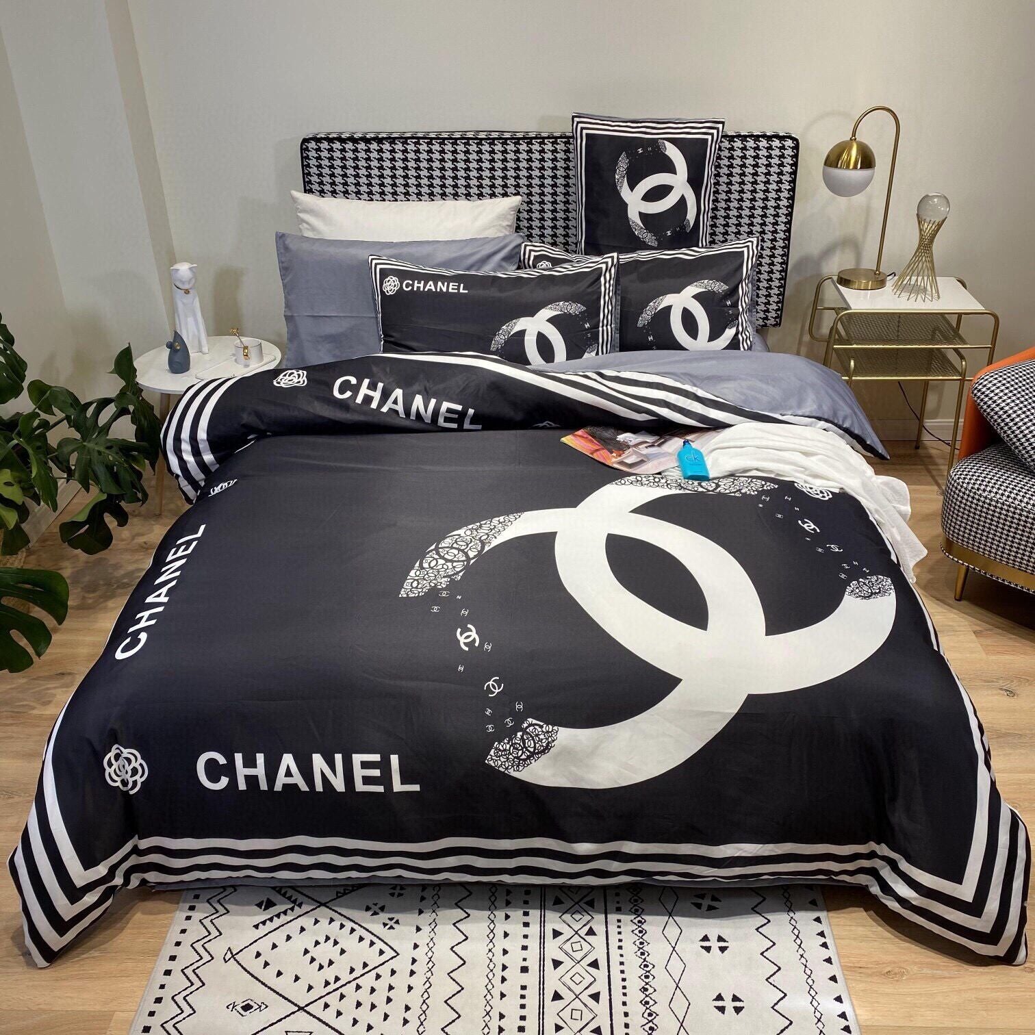 Luxury 4-piece bedding set, high-quality cotton fabric, suitable for all seasons.