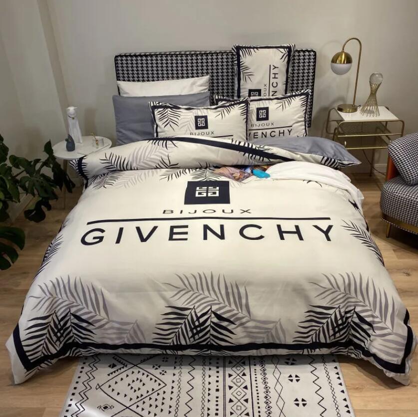Luxury 4-piece bedding set, high-quality cotton fabric, suitable for all seasons.