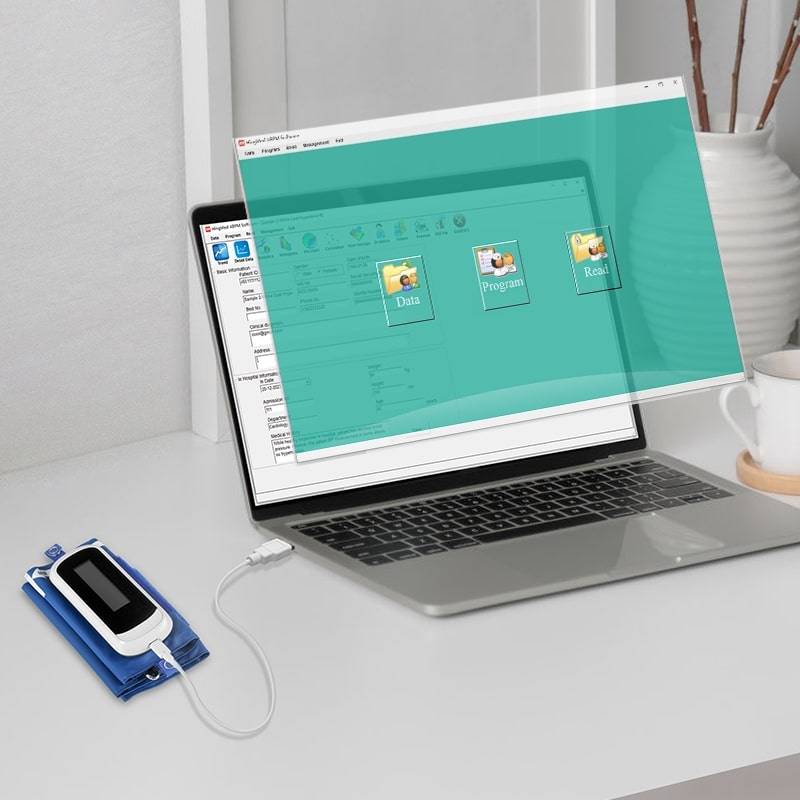 Transfer&ecirc;ncia de dados de press&atilde;o arterial para o software no computador via cabo USB.