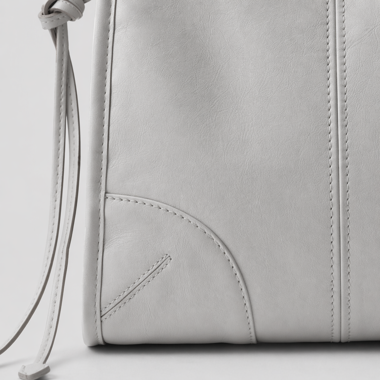 プラダ ボニー レザー ミニ ショルダーバッグ