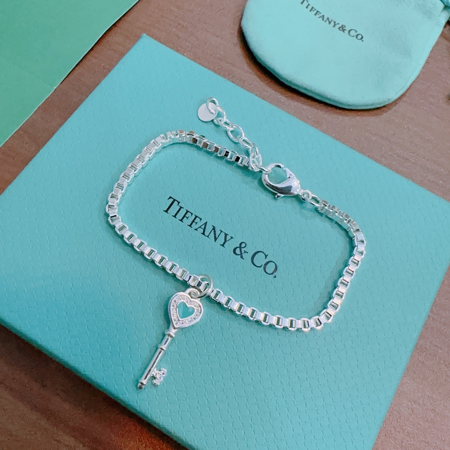 ティファニー TIFFANY & Co. シルバー 有名人同着 カップル キーモチーフ ブレスレット 代金引換可