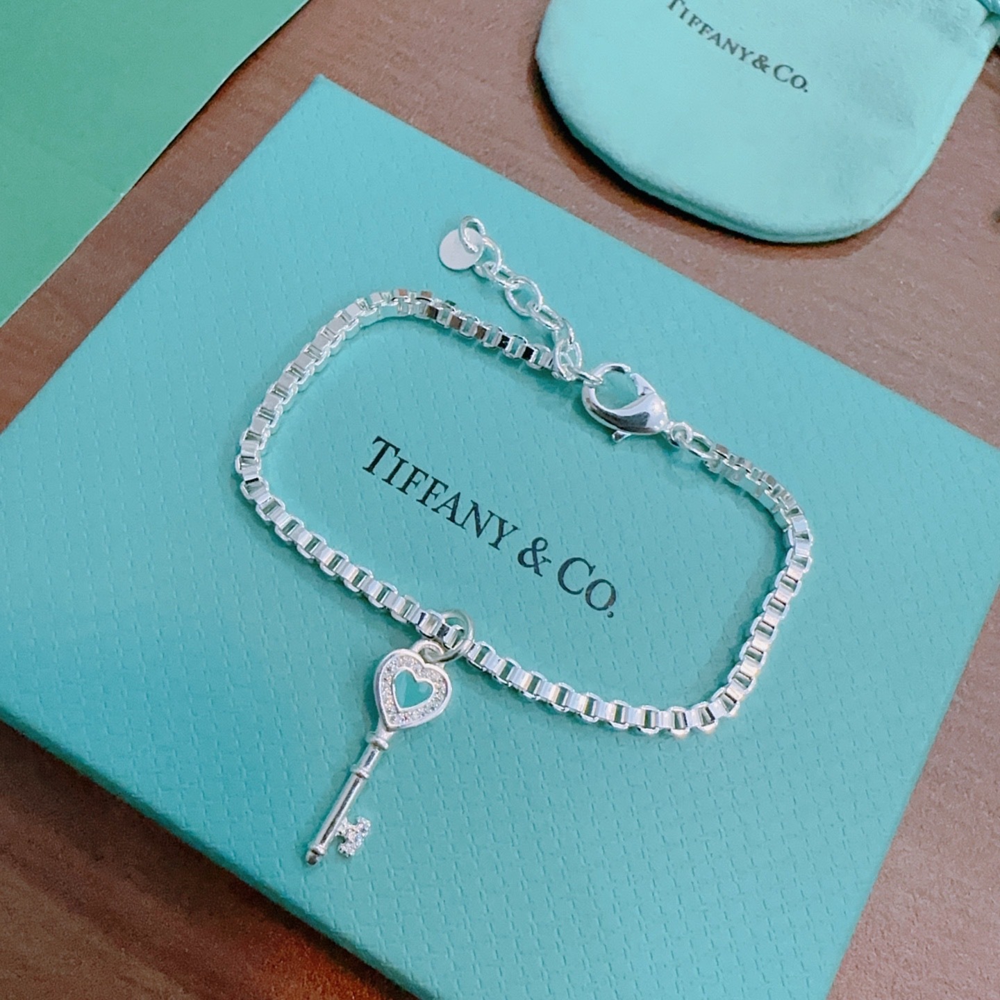 ティファニー TIFFANY & Co. シルバー 有名人同着 カップル キーモチーフ ブレスレット 代金引換可