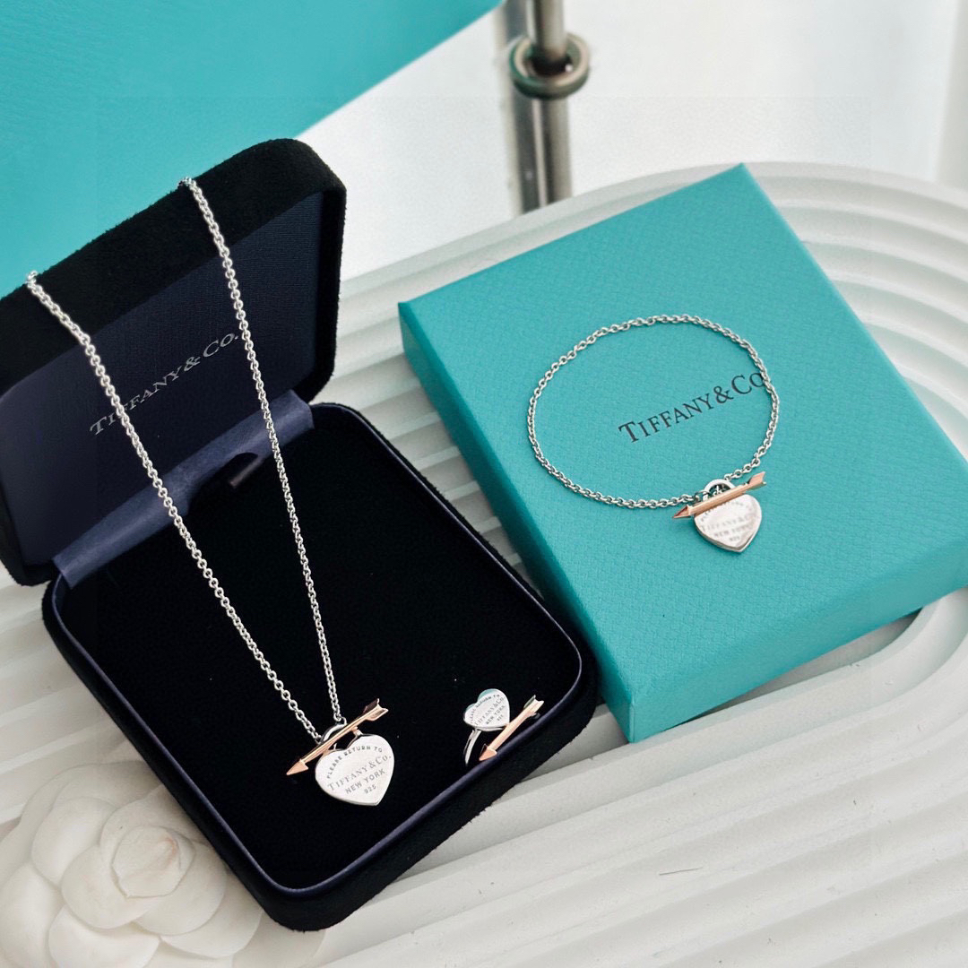 TIFFANY & Co. シルバーネックレス 彼女へのバレンタイン・誕生日プレゼントに最適 代金引換対応可