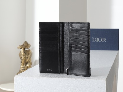 ディオール「Dior」 クラシックな高級品さいふ