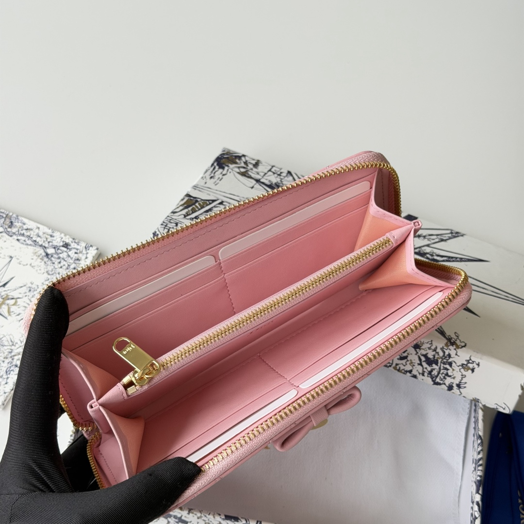 ディオール「Dior」 クラシックな高級品さいふ