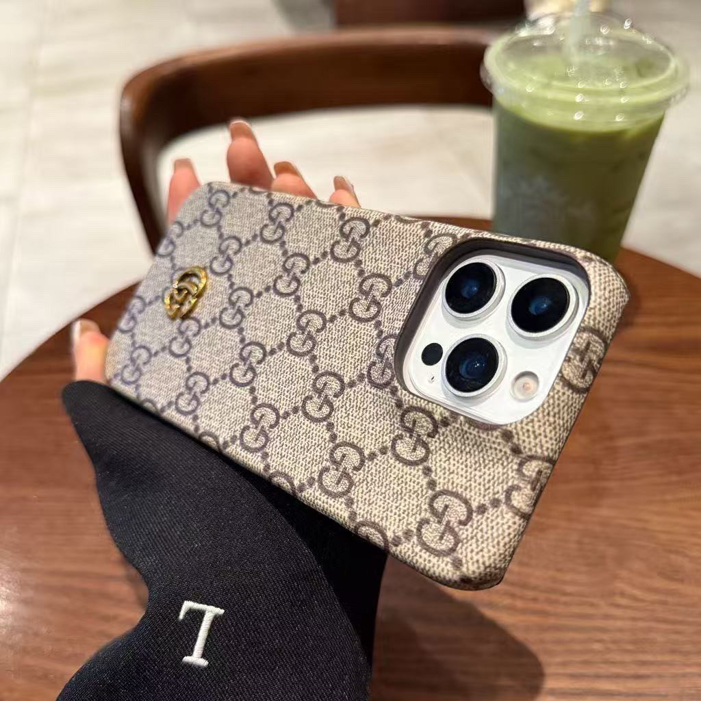 レトロスタイルのプレミアム iPhone ケース、高品質のレザー、ミニマリスト デザイン。