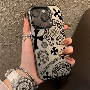 新しいiPhoneケース用のChrome Heartsバッジ