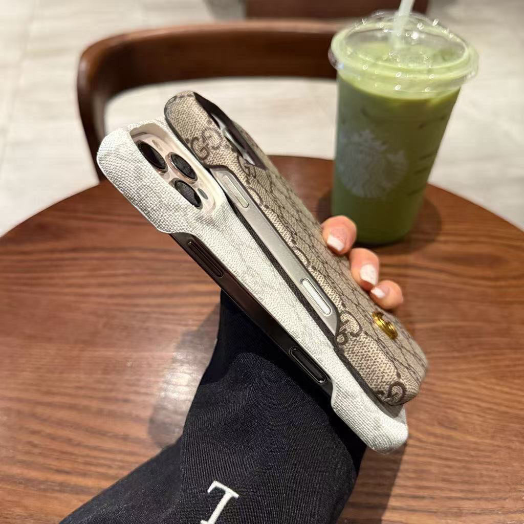 レトロスタイルのプレミアム iPhone ケース、高品質のレザー、ミニマリスト デザイン。