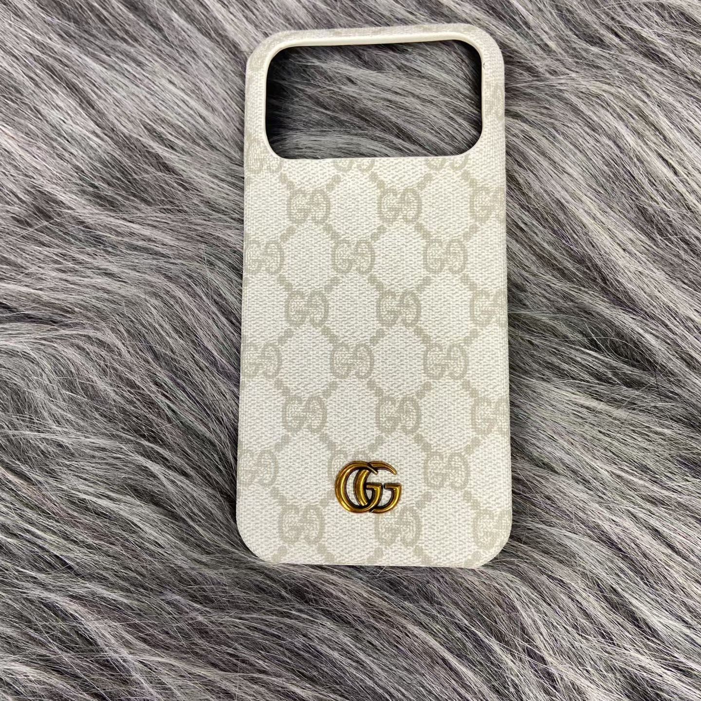 レトロスタイルのプレミアム iPhone ケース、高品質のレザー、ミニマリスト デザイン。