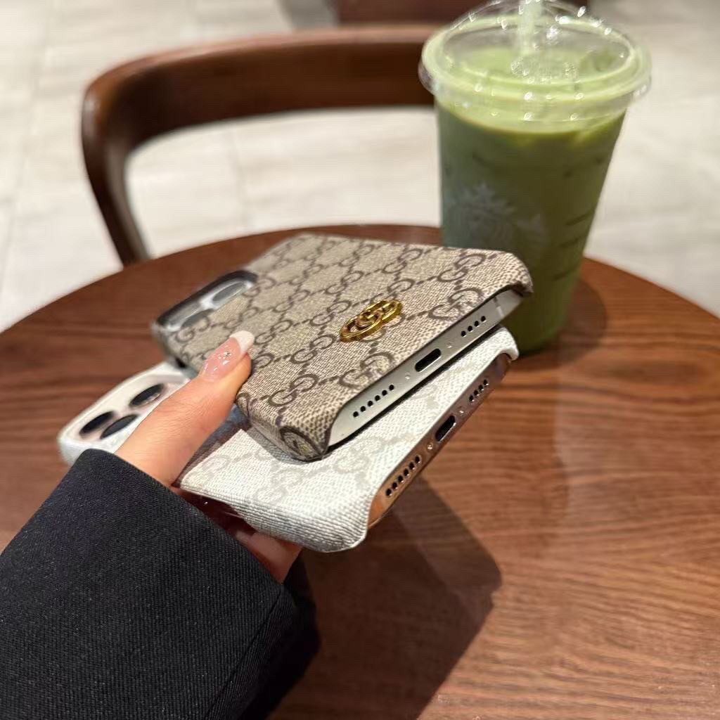 レトロスタイルのプレミアム iPhone ケース、高品質のレザー、ミニマリスト デザイン。