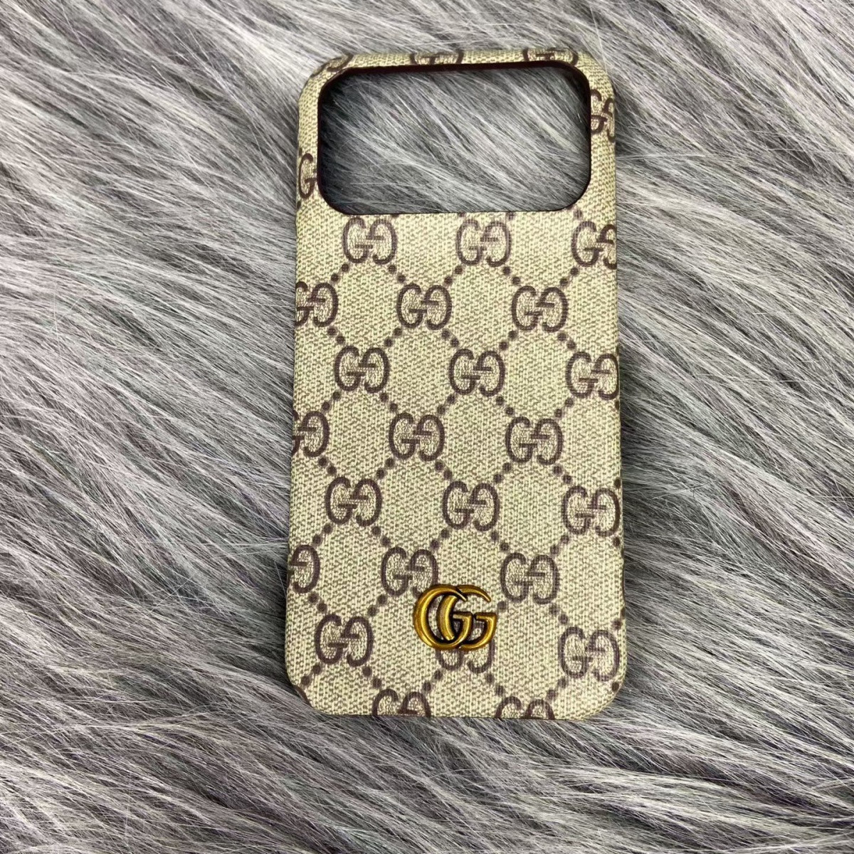 レトロスタイルのプレミアム iPhone ケース、高品質のレザー、ミニマリスト デザイン。