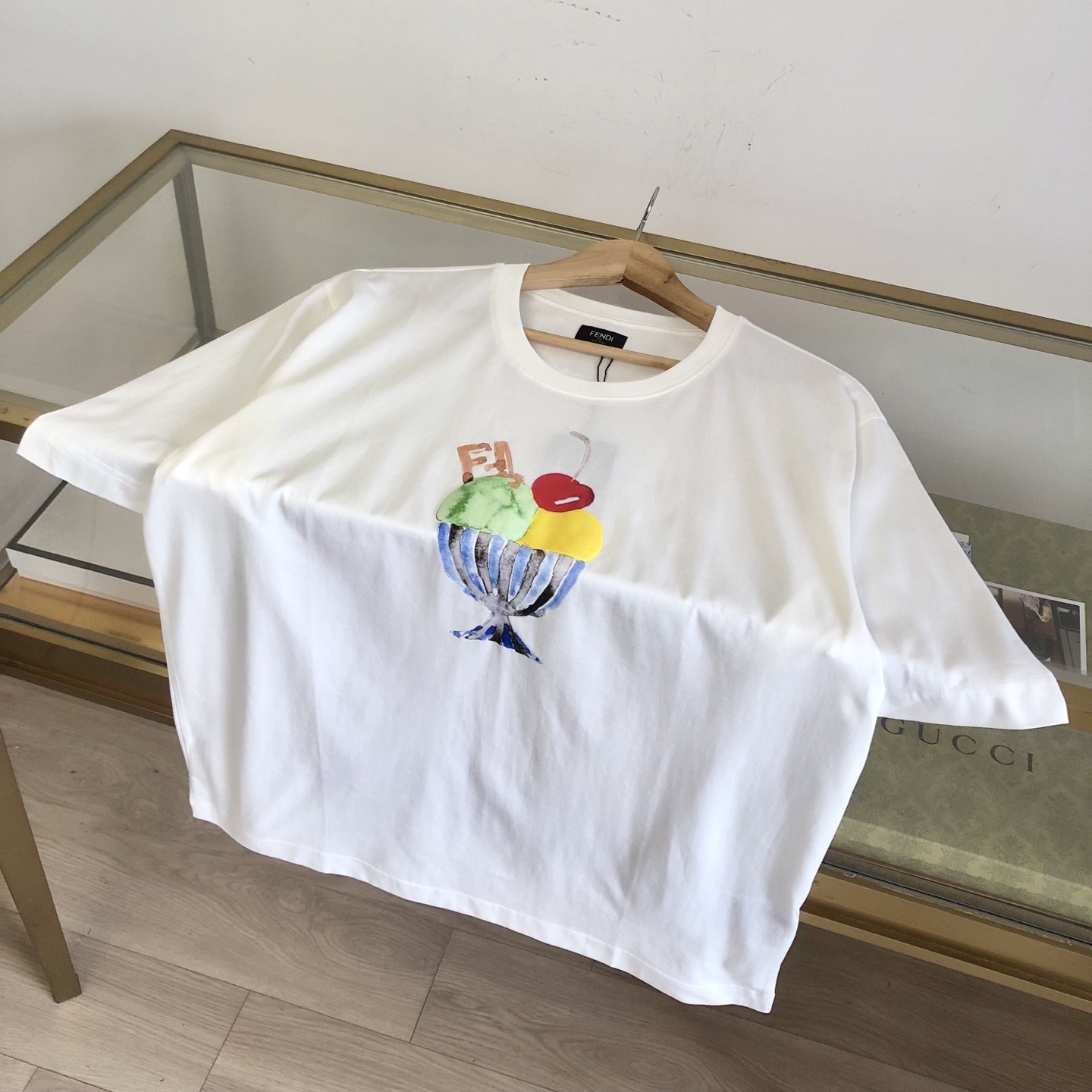 【 FENDI 公式旗艦店　フェンディ　Tシャツ ご好評に付き再入荷！