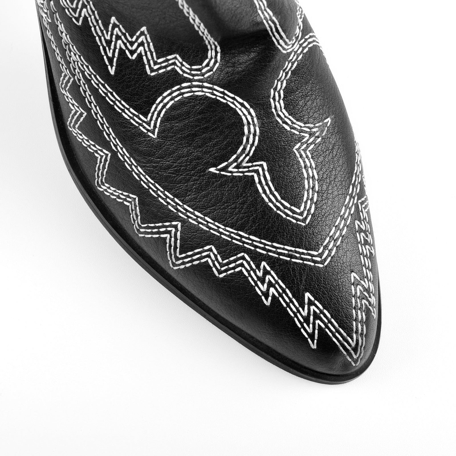 Embroidery Tapered Heel Western Boots