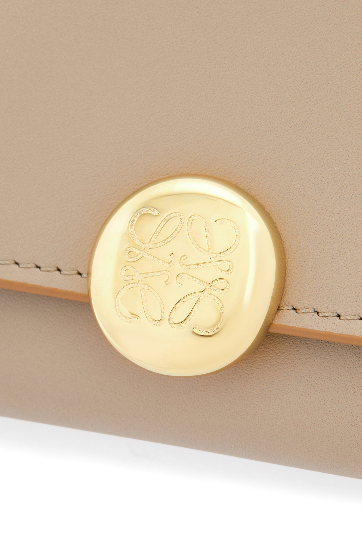 ぺブル コンティネンタル ウォレット（シャイニーナパカーフ）