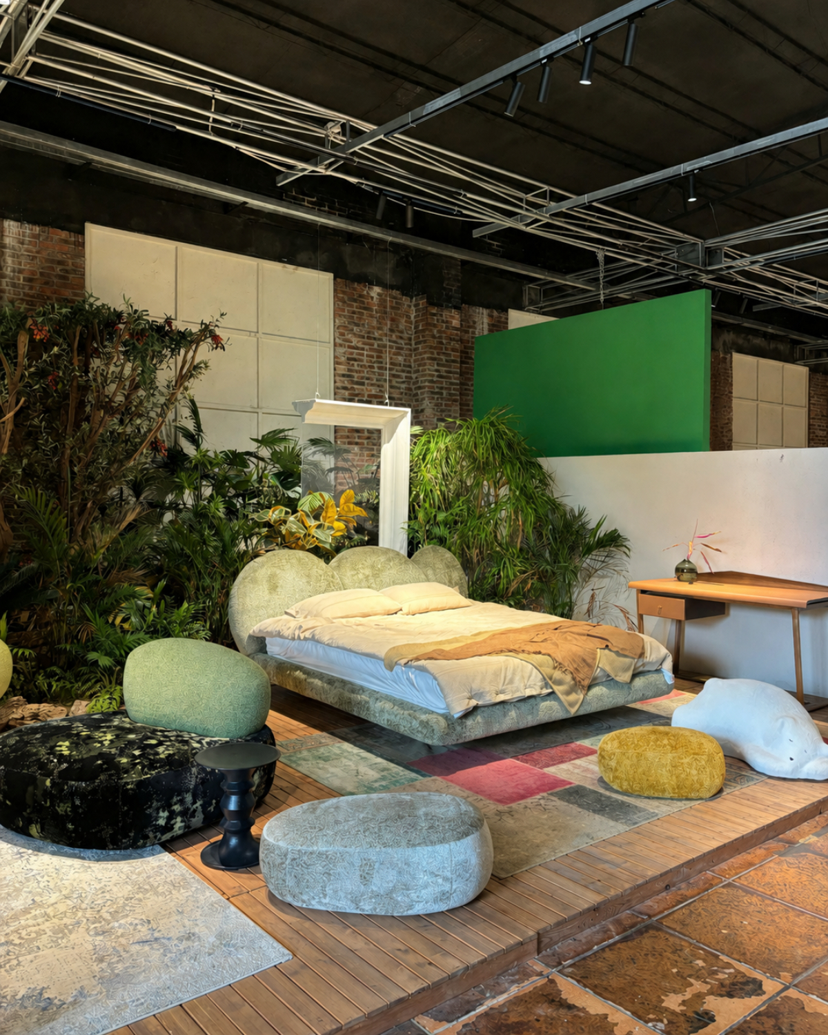 床｜BED-0002｜羊驼绒 悬浮床体 / 黑色铁脚 带灯带