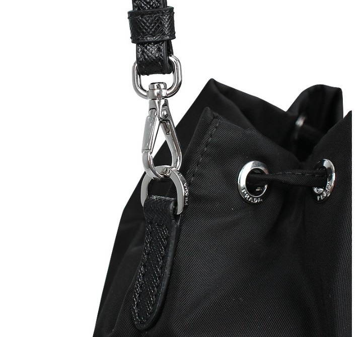 ☆送料関税込☆PRADA Re Nylon ドローストリングポーチ☆超人気