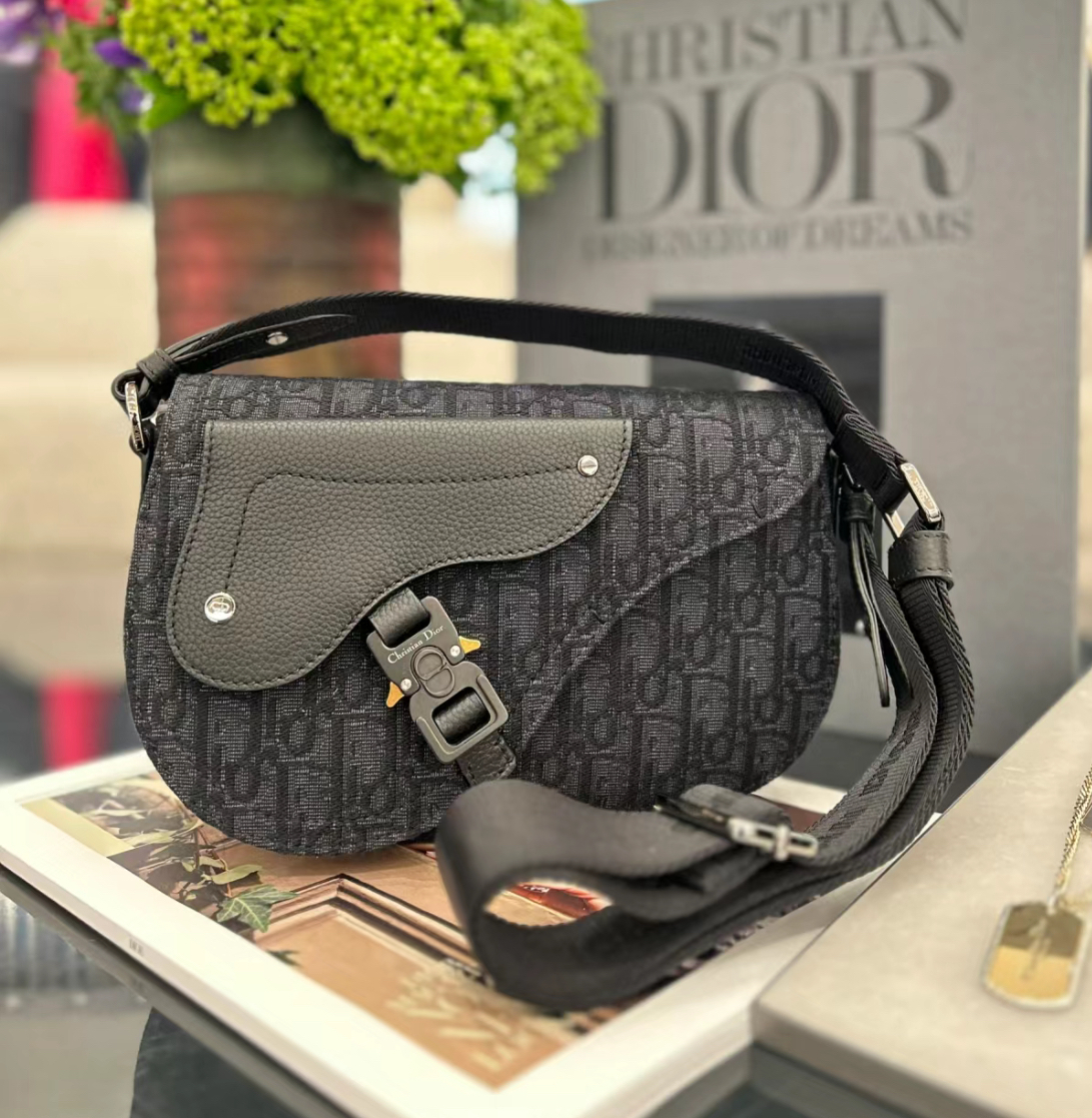 どのスタイルにも合う♪【Dior】《Saddle》メッセンジャーバッグ