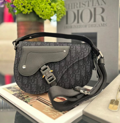 どのスタイルにも合う♪【Dior】《Saddle》メッセンジャーバッグ