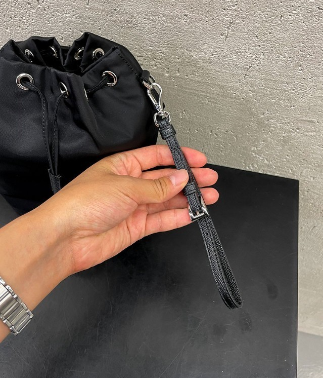 ☆送料関税込☆PRADA Re Nylon ドローストリングポーチ☆超人気