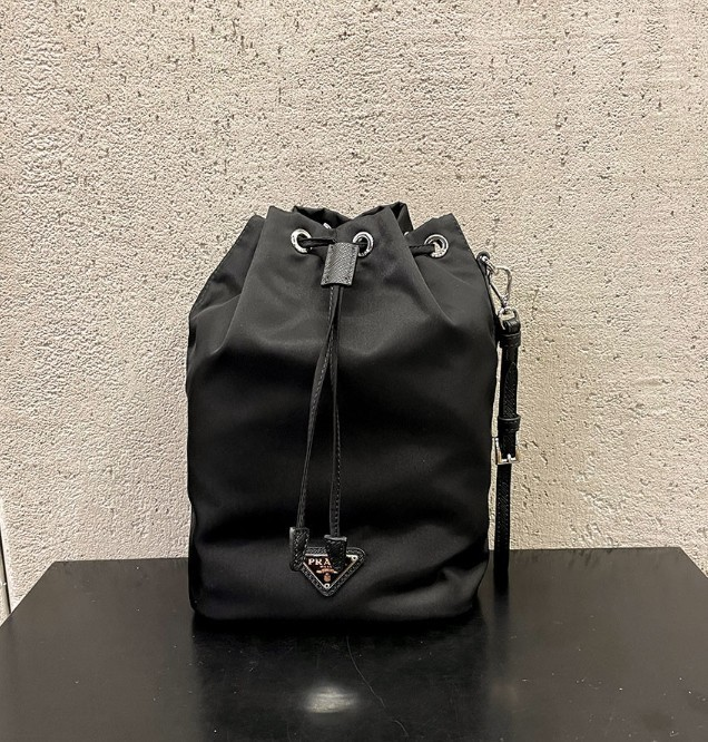 ☆送料関税込☆PRADA Re Nylon ドローストリングポーチ☆超人気