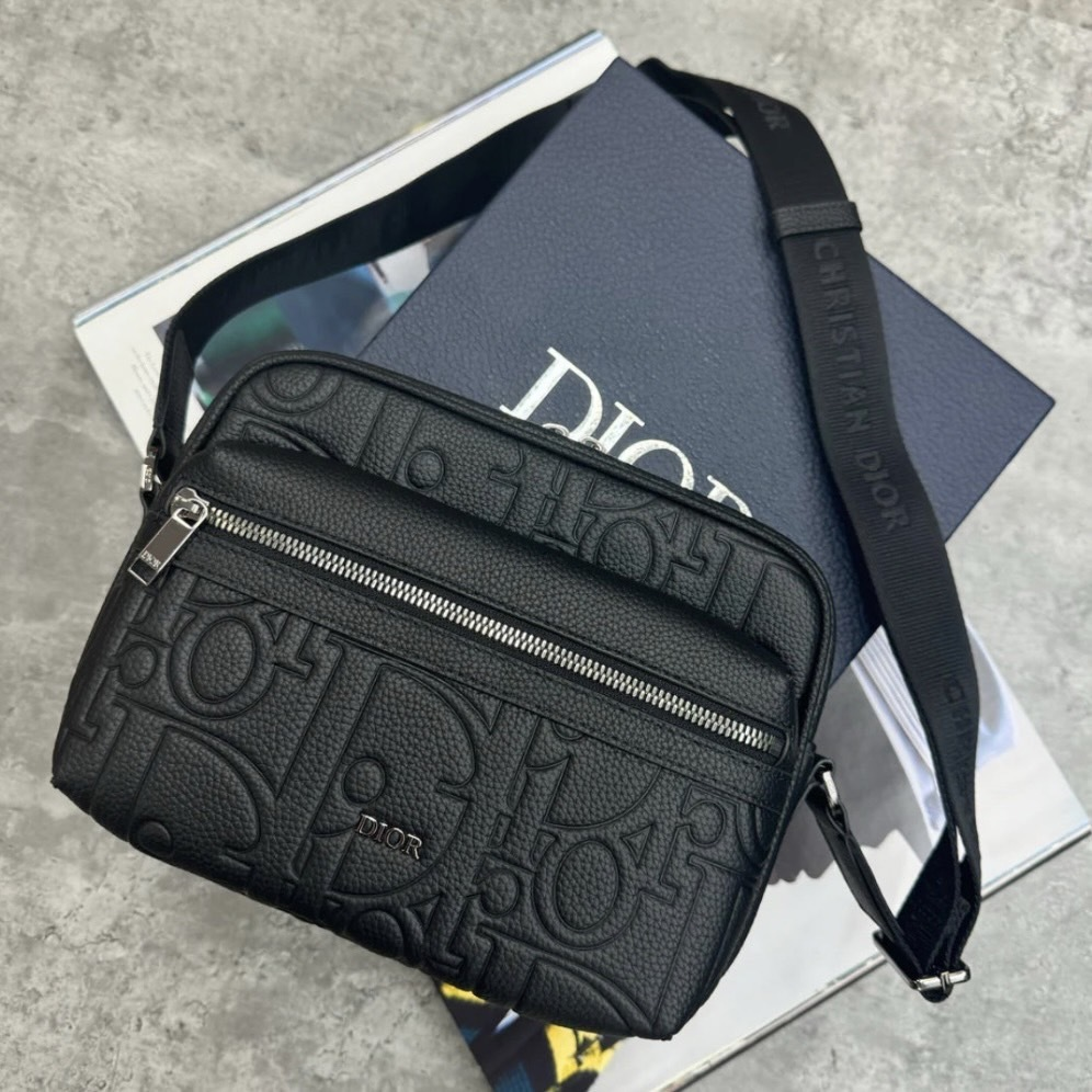 【シンプルで使いやすい♪】DIOR ストラップ付きジップポーチ