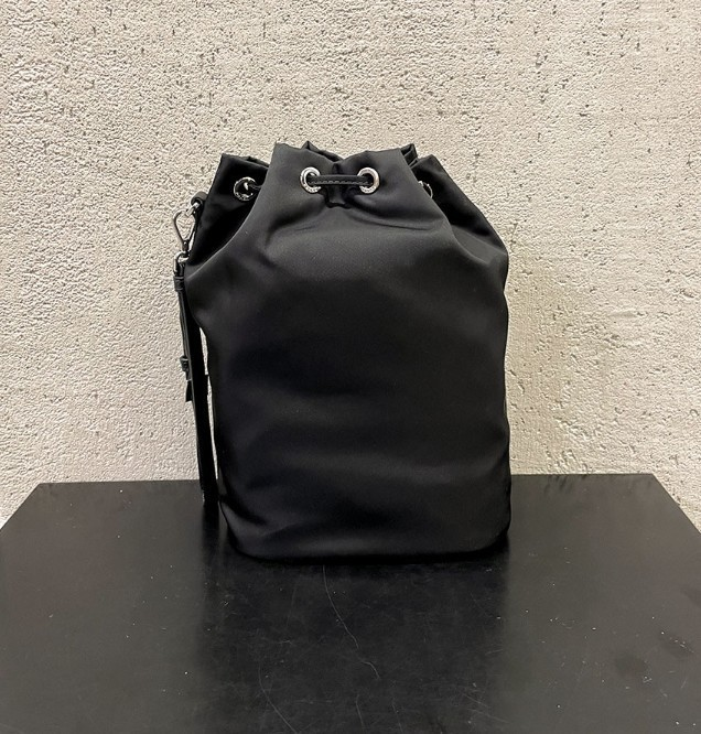 ☆送料関税込☆PRADA Re Nylon ドローストリングポーチ☆超人気