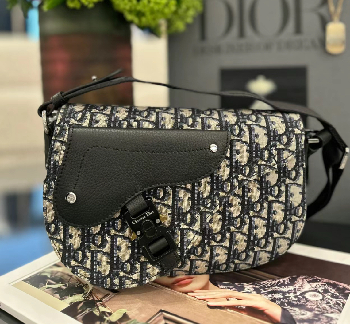 どのスタイルにも合う♪【Dior】《Saddle》メッセンジャーバッグ