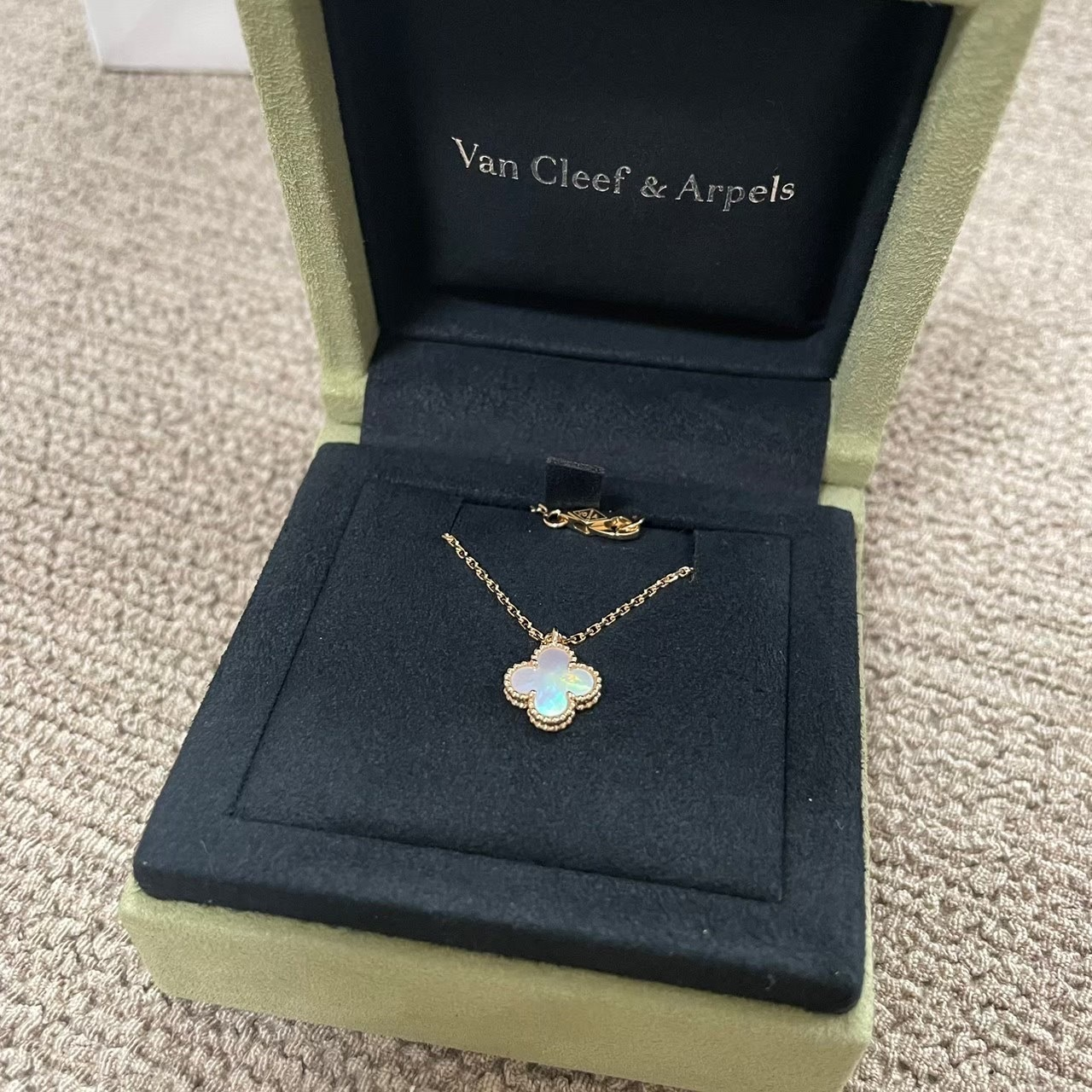 【Van Cleef & Arpels】スウィートアルハンブラペンダント　白