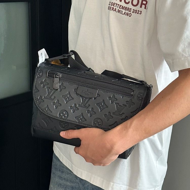 【お洒落の主役 】LOUIS VUITTON パルスメッセンジャーバッグ