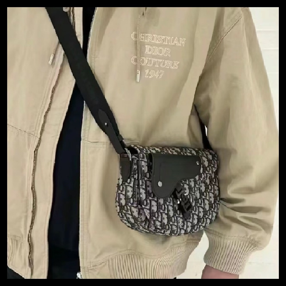 どのスタイルにも合う♪【Dior】《Saddle》メッセンジャーバッグ