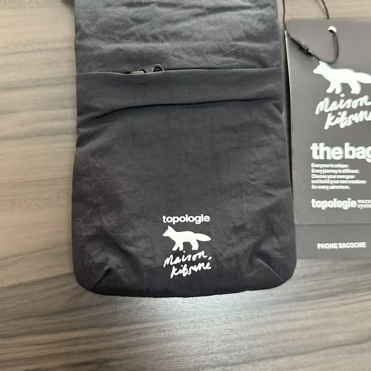 MAISON KITSUNE x TOPOLOGIE ポロジー メゾンキツネ Phone Sacoche フォンサコッシュ 男女兼用 ストラップ付