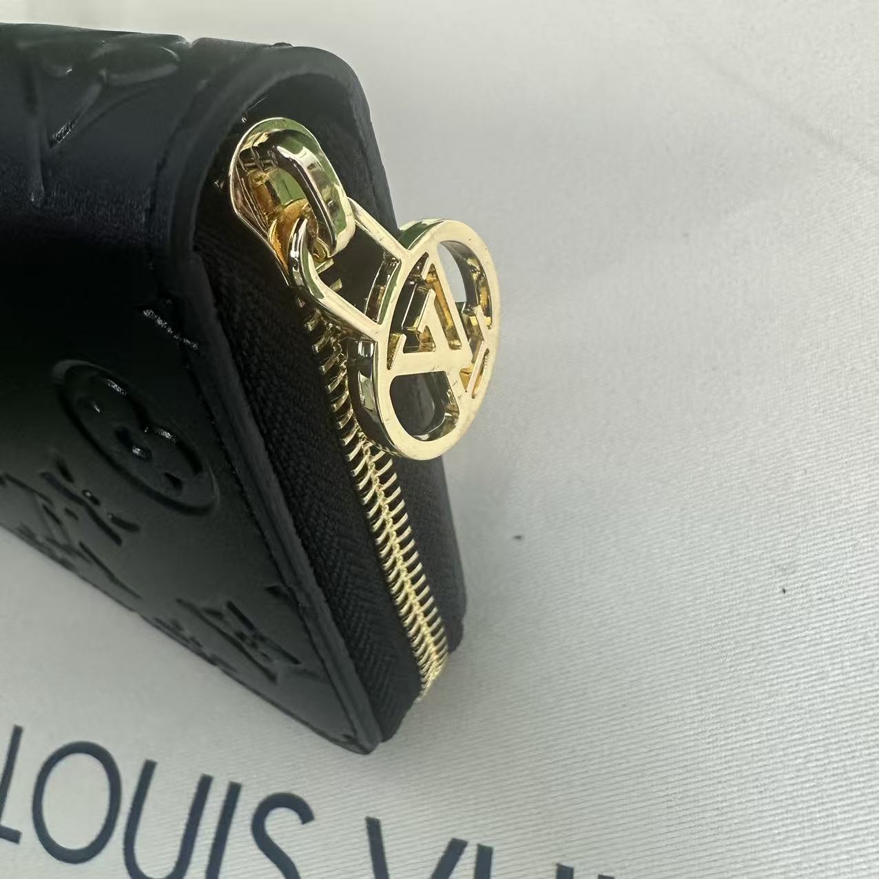 ルイ・ヴィトン LOUIS VUITTON ジッピーウォレット ヴェルティカル モノグラムシャドウ ラウンド長財布 財布 レザー ブラック系 M62902