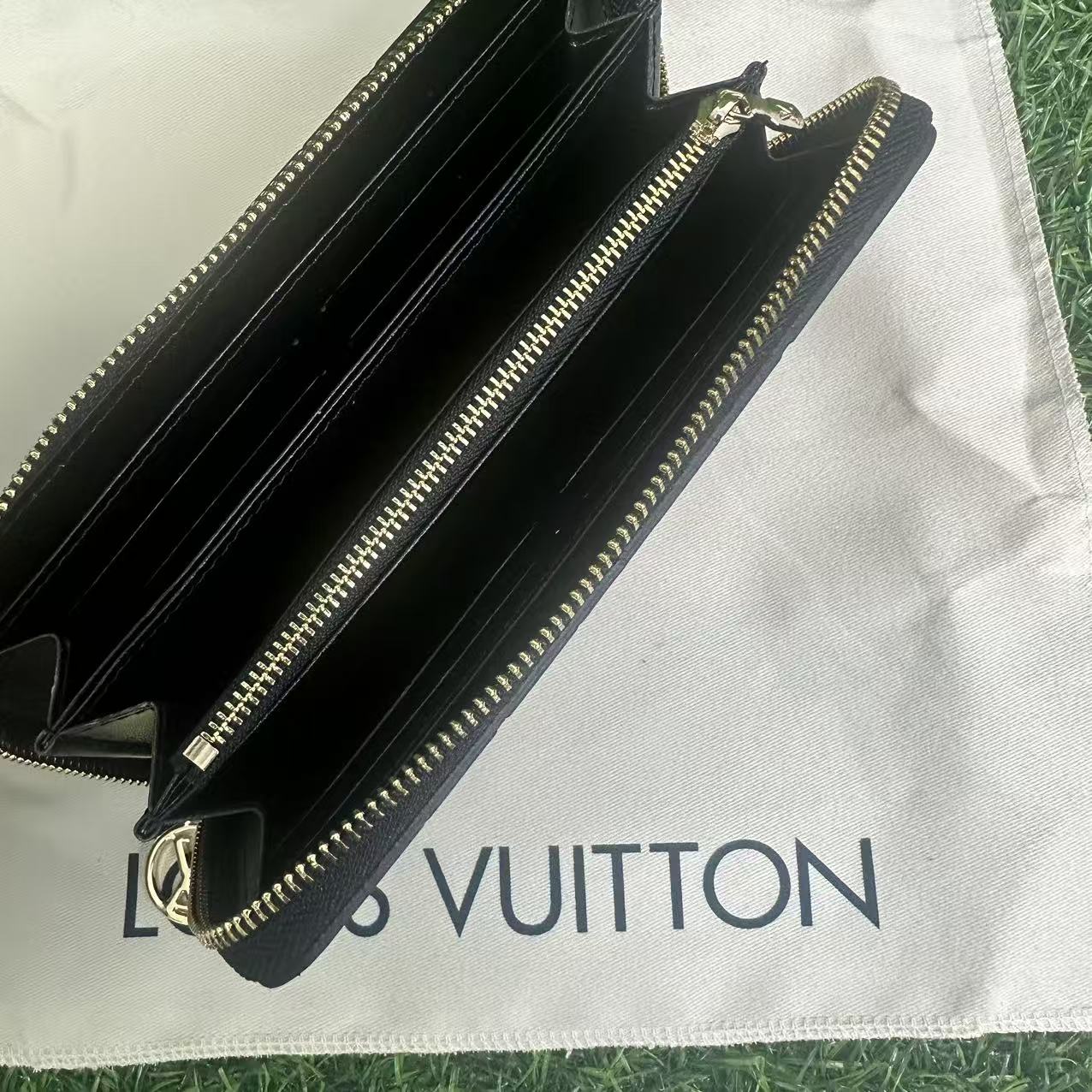 ルイ・ヴィトン LOUIS VUITTON ジッピーウォレット ヴェルティカル モノグラムシャドウ ラウンド長財布 財布 レザー ブラック系 M62902
