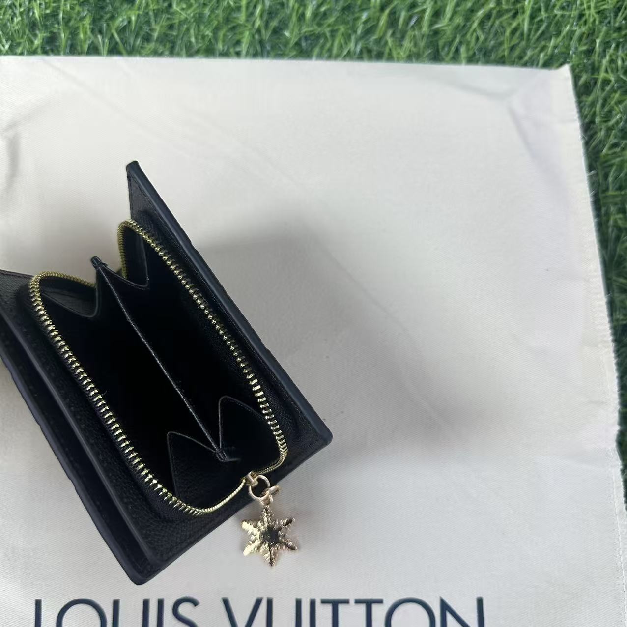 ルイヴィトン  LOUIS VUITTON 財布 二つ折り財布 レザー 折り財布