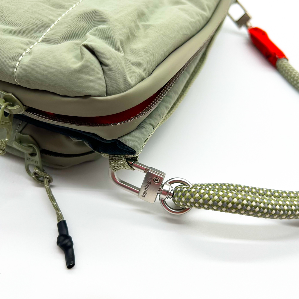 Topologie Bottle Sacoche トポロジー ボトルサコッシュ ストラップ付き ショルダーバッグ ブラック グリーン シルバー パープル レッド オフホワイト