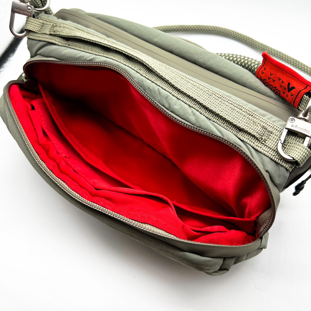 Topologie Bottle Sacoche トポロジー ボトルサコッシュ ストラップ付き ショルダーバッグ ブラック グリーン シルバー パープル レッド オフホワイト