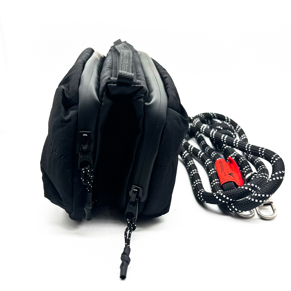 Topologie Bottle Sacoche トポロジー ボトルサコッシュ ストラップ付き ショルダーバッグ ブラック グリーン シルバー パープル レッド オフホワイト