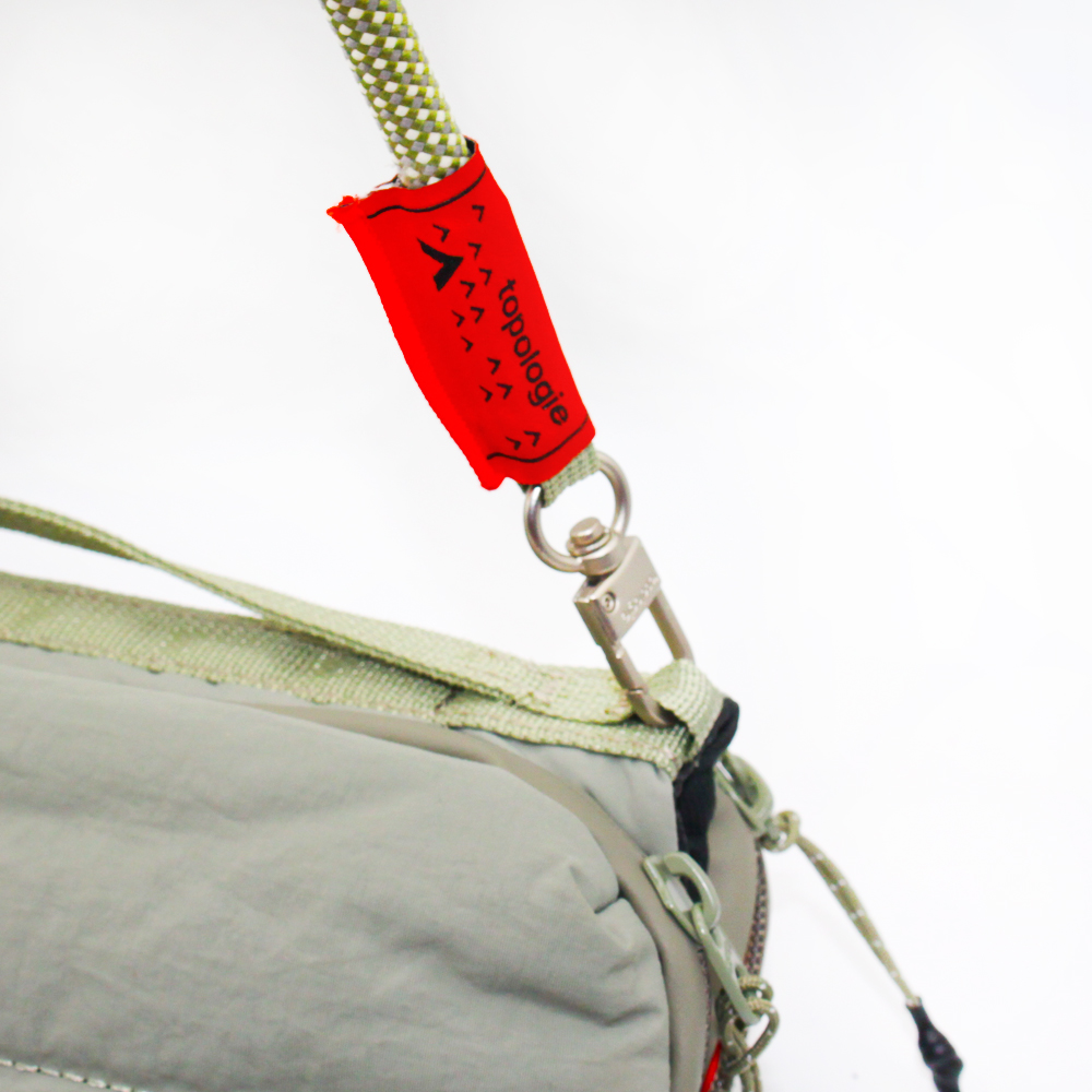 Topologie Bottle Sacoche トポロジー ボトルサコッシュ ストラップ付き ショルダーバッグ ブラック グリーン シルバー パープル レッド オフホワイト