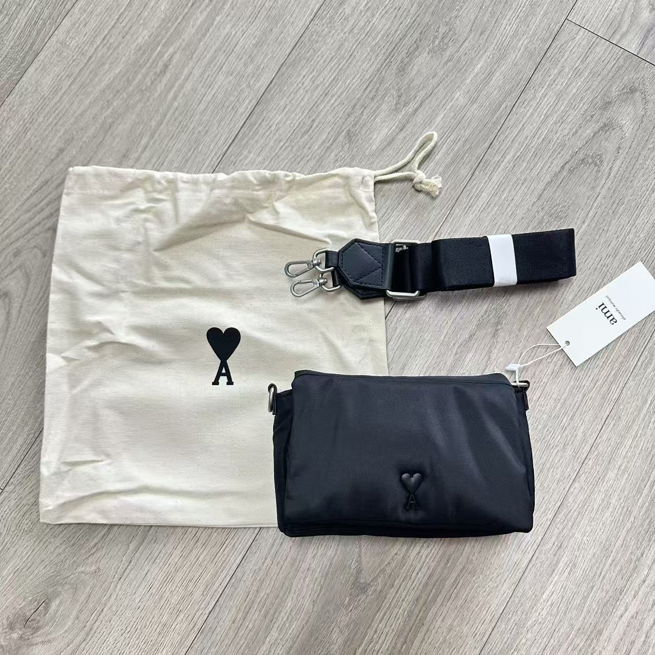 AMI Paris アミパリス ロゴ ショルダーバッグ  バッグ カバン