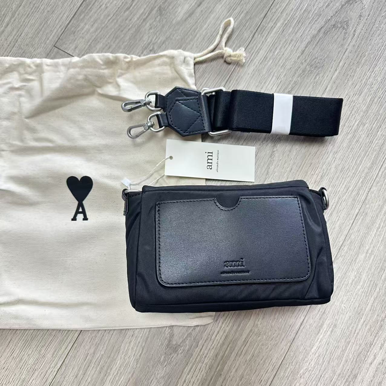 AMI Paris アミパリス ロゴ ショルダーバッグ  バッグ カバン