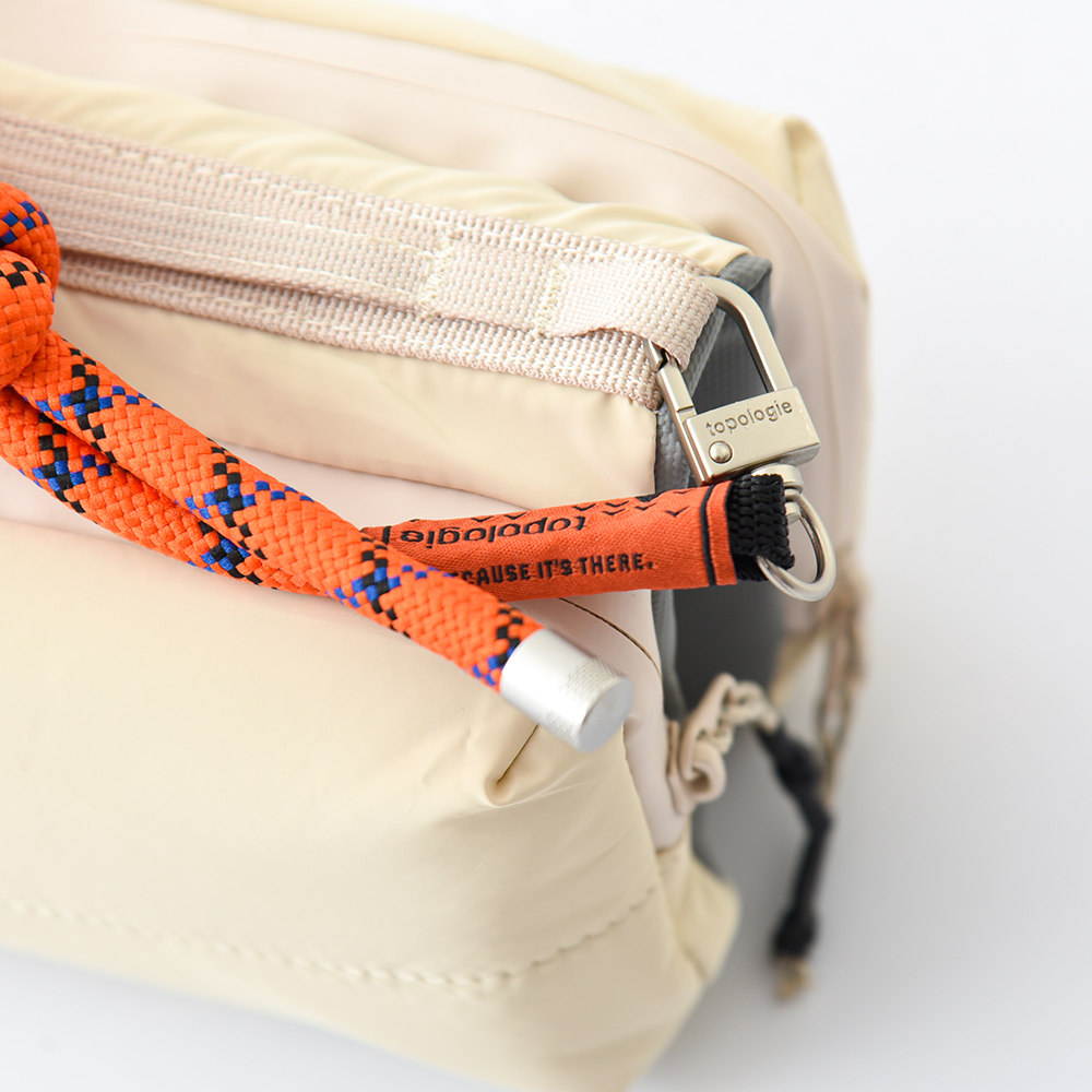 Topologie Bottle Sacoche トポロジー ボトルサコッシュ ストラップ付き ショルダーバッグ ブラック グリーン シルバー パープル レッド オフホワイト